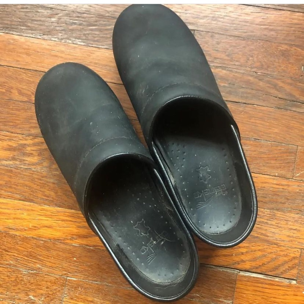 Dansko VGUC clogs, oiled black.